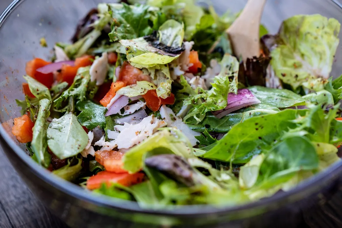 A fresh salad bowl, the core of diet-only weight loss